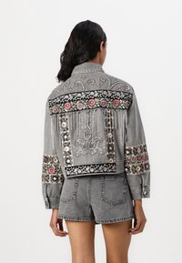 Джинсовая жилетка