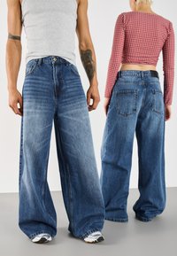 Свободные джинсы