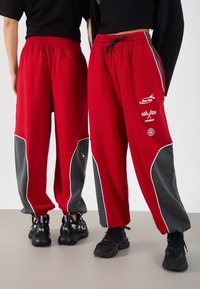 Спортивные штаны