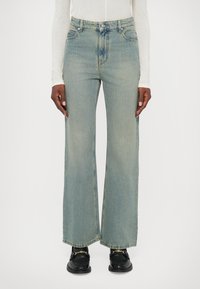 Клешеные джинсы