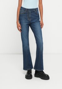 Клешеные джинсы