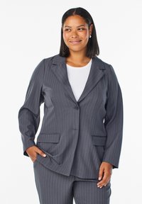 Короткое пальто