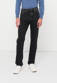 Прямые джинсы