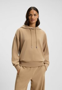 Пуловер с капюшоном