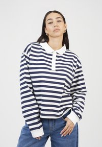 Пуловер с вырезом V