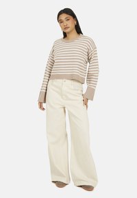 Пуловер в полоску