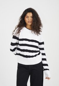 Пуловер в полоску