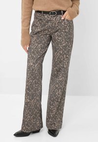 Прямые джинсы