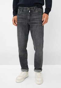 Прямые джинсы