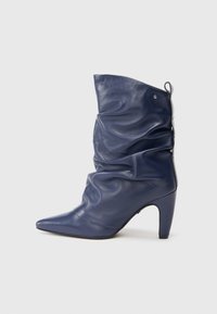 Высокие сапоги