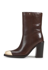 Полусапожки на высоком каблуке