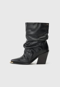 Полусапожки на высоком каблуке