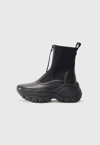 Сапожки на танкетке