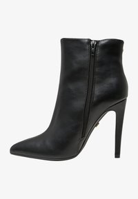 Полусапожки на высоком каблуке