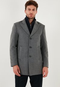 Короткое пальто