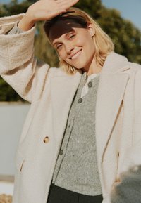 Короткое пальто