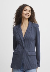 Короткое пальто