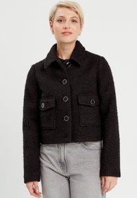 Куртка с накладнымит карманами