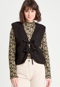 Вязаный жилет