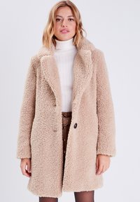 Короткое пальто