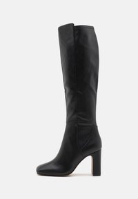 Высокие сапоги