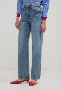 Прямые джинсы