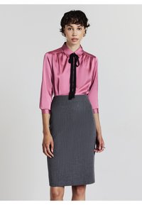 Атласная блузка