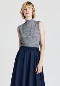 Пуловер без рукавов