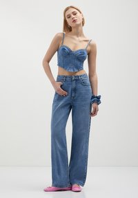 Топ на бретельках