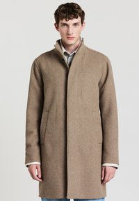 Короткое пальто