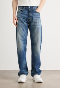 Прямые джинсы