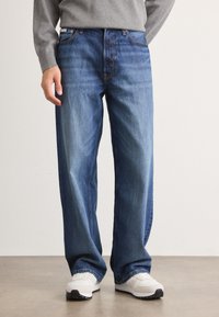 Свободные джинсы