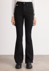 Клешеные джинсы