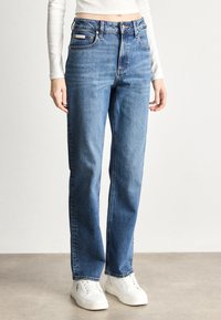 Прямые джинсы