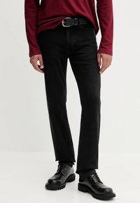 Прямые джинсы