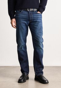 Узкие джинсы