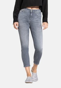 Короткие джинсы