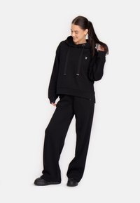 Пуловер с капюшоном