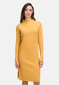 Вязаное платье