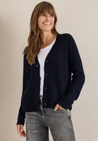 Вязаная кофта