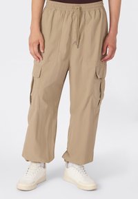 Брюки с накладными карманами