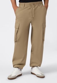 Брюки с накладными карманами