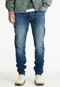 Узкие джинсы