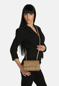 Сумка через плечо Сумка через плечо