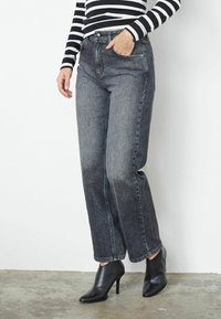 Свободные джинсы