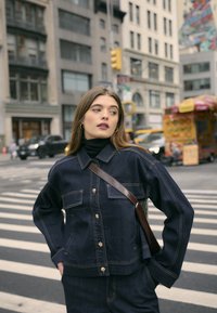 Джинсовая куртка