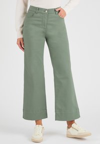 Короткие джинсы