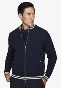 Куртка бомбер