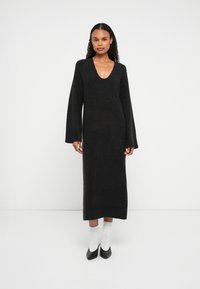 Вязаное платье