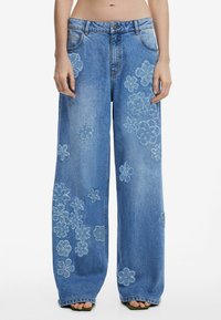 Свободные джинсы